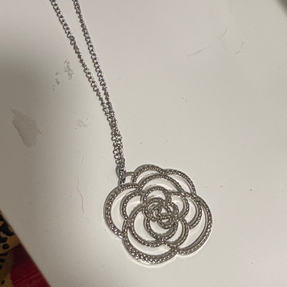 Elegant Silver Floral Pendant Necklace